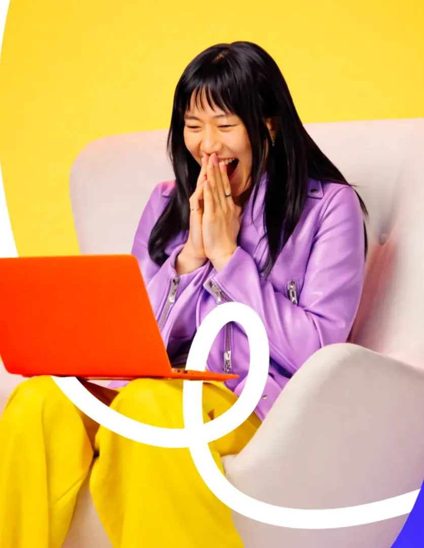 Revendedora Bestmile sorridente usando o notebook