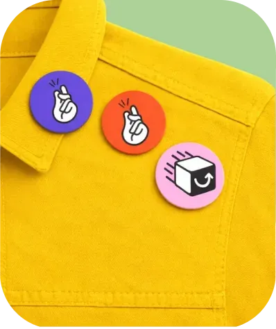 Detalhe de broches na jaqueta de um cliente Bestmile